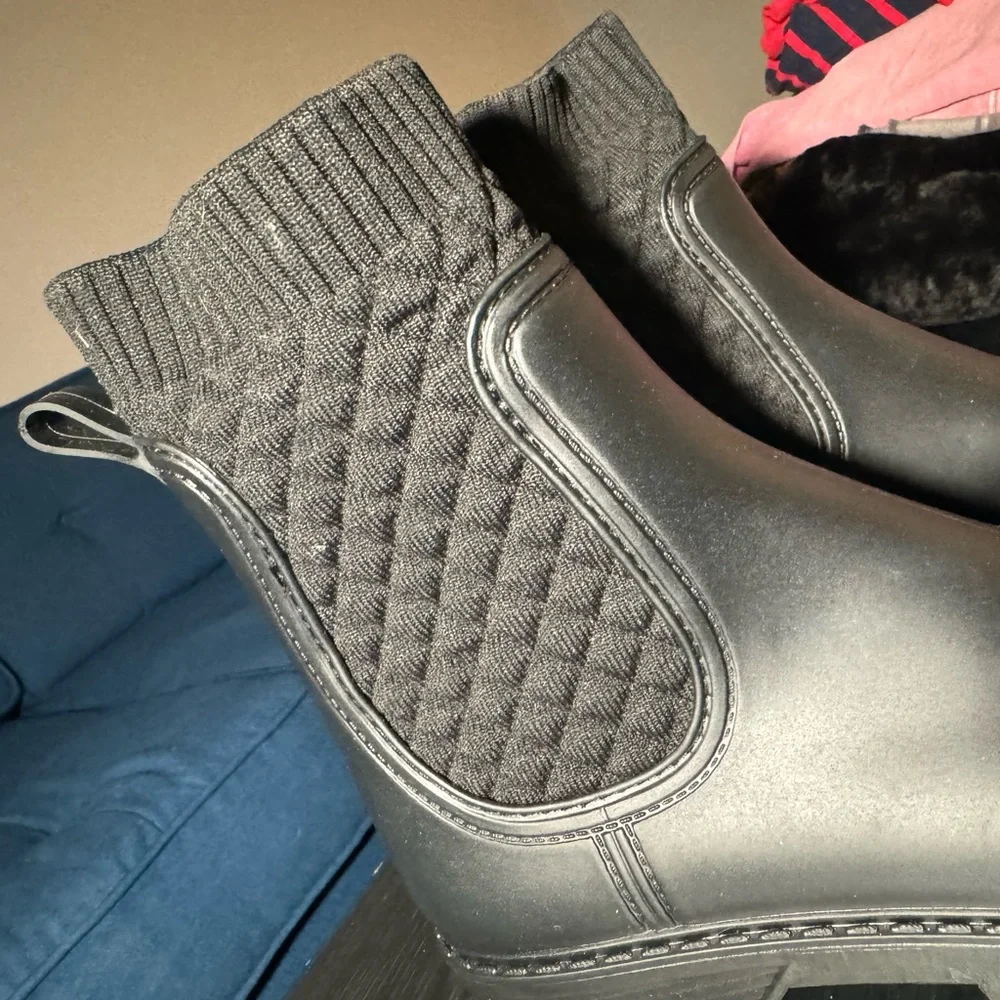 SOLD. Black rain boots with stretchy lining. Never been worn. Brand new size 9. - Picture 3 of 7